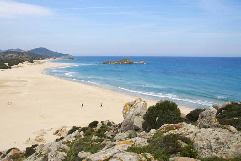 Praia de Chia, no sul da Sardenha, onde casal de granceses
