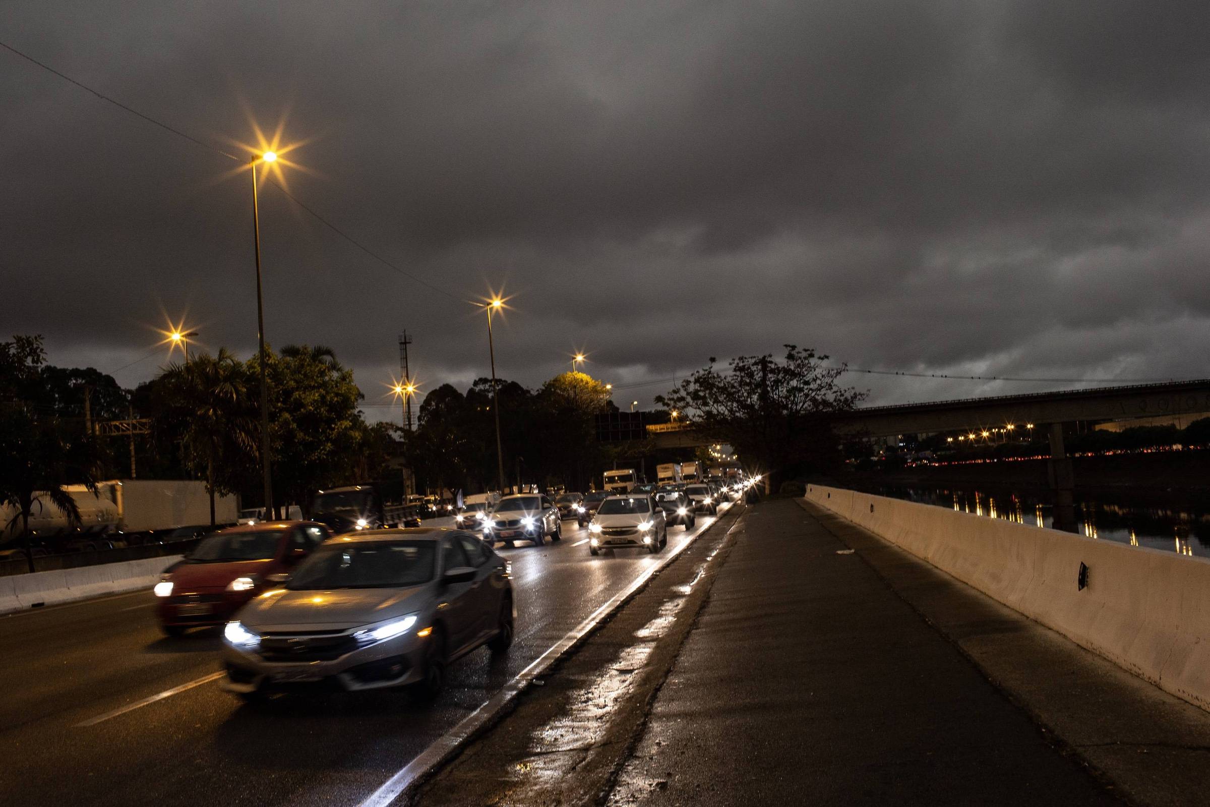 Resultado de imagem para porque o ceu escureceu o dia 19/08/2019 segunda fera