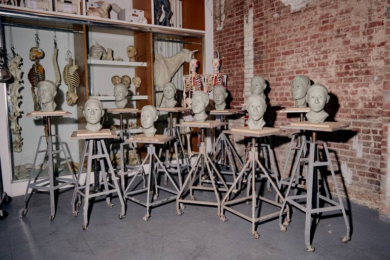 Na Academia de Arte de Nova York, estudantes reconstróem rostos de pessoas anônimas que morreram no deserto do Arizona, na tentativa de migrar para os EUA