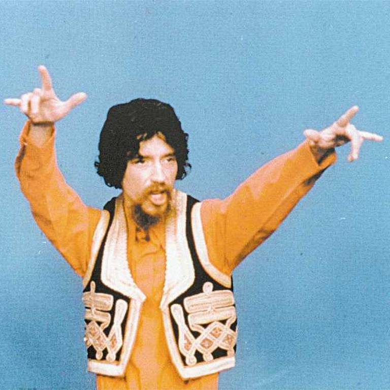 O cantor e compositor baiano Raul Seixas durante a gravação do clipe da música "Gita", em 1974