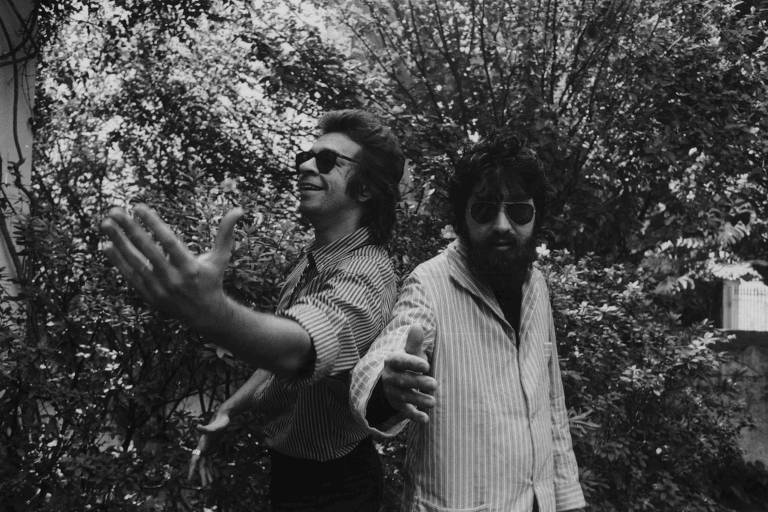 Os músicos e compositores Marcelo Nova (esq.) e Raul Seixas, no jardim da gravadora WEA, posam para foto, em São Paulo (SP). A dupla acaba de lançar seu primeiro LP conjunto "A Panela do Diabo"