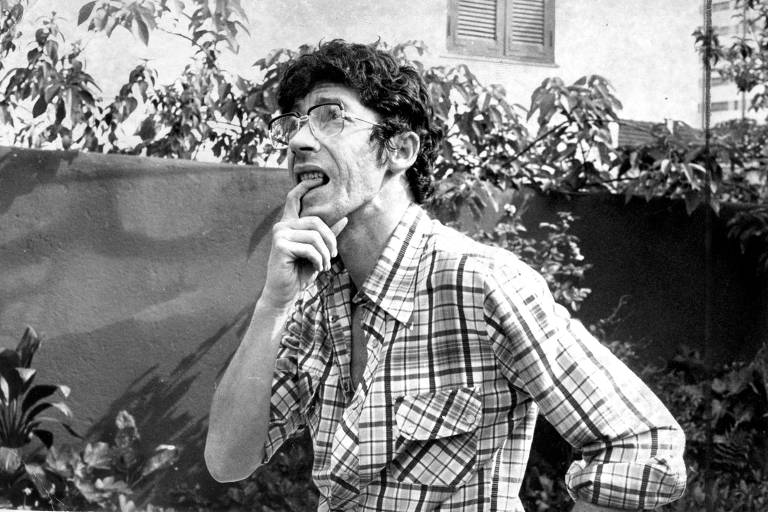 O cantor e compositor Raul Seixas, posa para foto