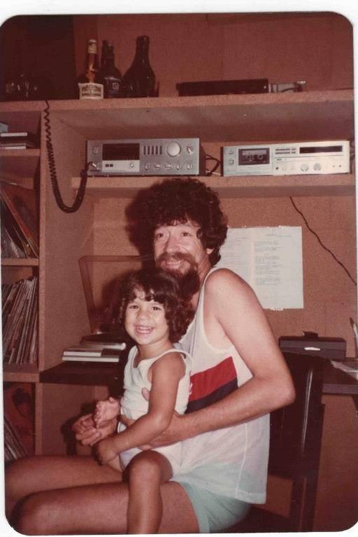 O cantor Raul Seixas com sua filha Vivi Seixas, no colo, em 1980