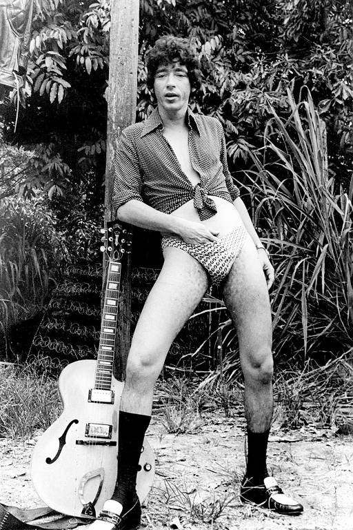 Cantor Raul Seixas posa para o cineasta Ivan Cardoso em 1977, no Parque da Chacrinha, em Copacabana, no Rio de Janeiro (RJ)