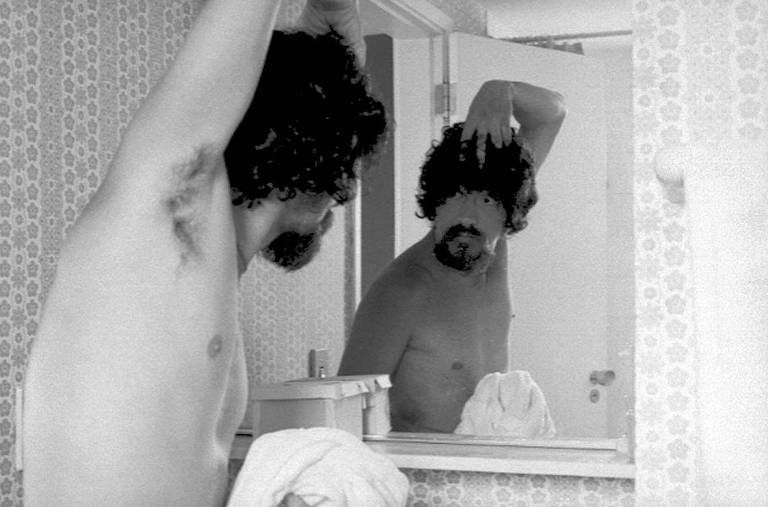 O cantor Raul Seixas, posa para a fotógrafa Conceição Almeida