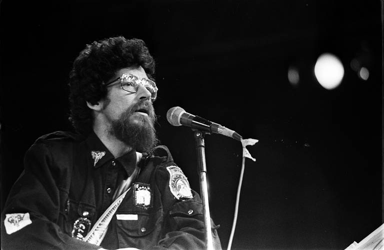 Raul Seixas apresenta-se no Festival de Águas Claras, na fazenda Santa Virgínia