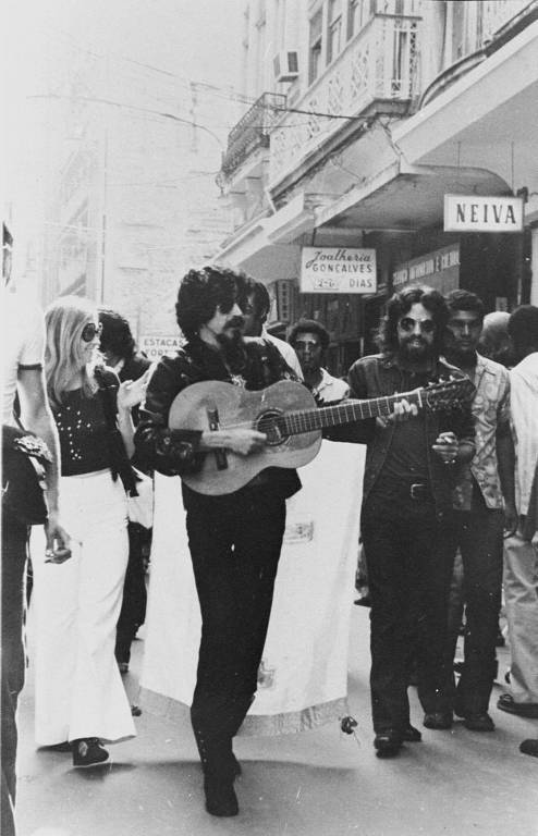 Paulo Coelho toca violão ao lado do cantor Raul Seixas, em sua época de hippie