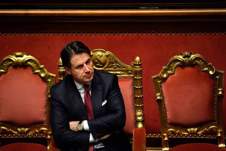 O primeiro-ministro italiano Giuseppe Conte após seu discurso no Parlamento no qual anunciou que iria renunciar ao cargo 