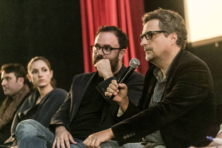 Os diretores Juliano Dornelles (esq.) e Kleber Mendonça durante debate promovido pela Folha sobre o filme "Bacurau"