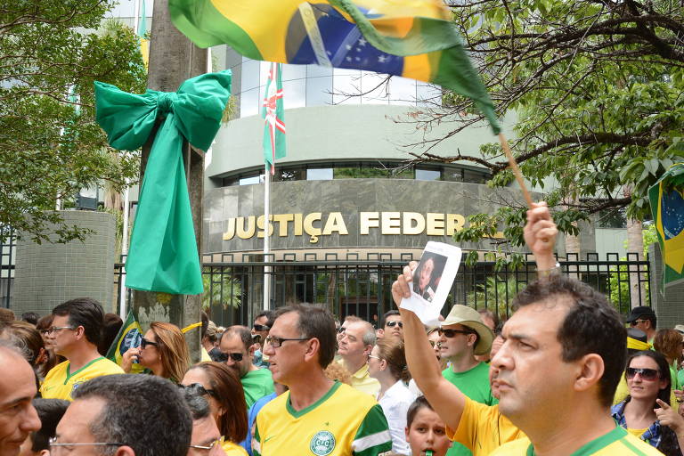 Manifestação a favor da Lava Jato e pelo projeto de Dez Medidas em frente à sede da Justiça Federal, em Curitiba