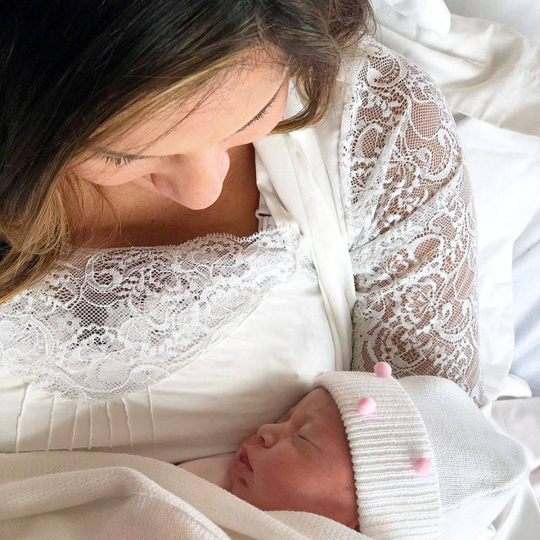 Claudia Leitte posou pela primeira vez com a filha, Bela, horas depois do nascimento da pequena. A foto foi compartilhada por ela e por seu marido, Marcio Pedreira, que escolheu a legenda "Mui Bela"