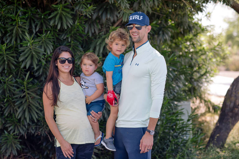 Michael Phelps com a mulher, Nicole, e os filhos Beckett, 1, e Boomer, 3
