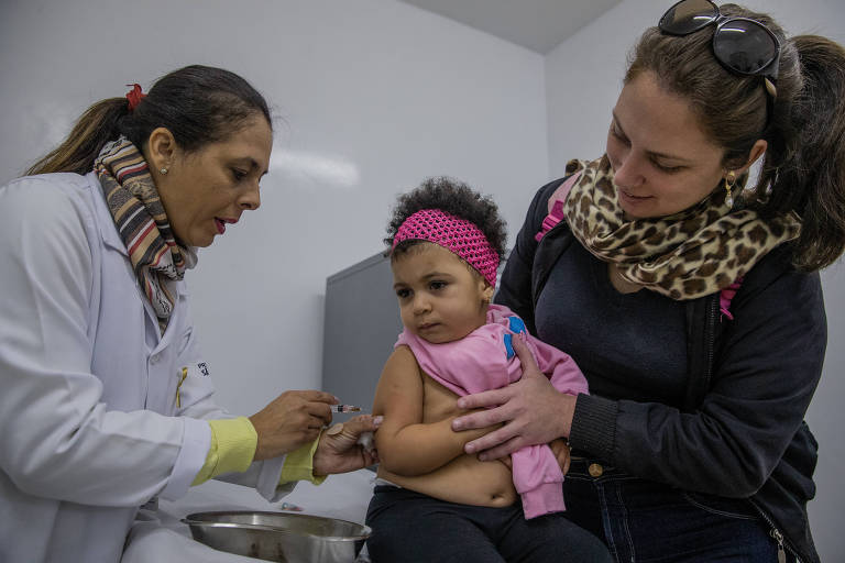 Alice Ferreira, 1 ano e nove meses, toma vacina contra o sarampo, na UBS Dr. Geraldo da Silva Ferreira, no Jabaquara, em São Paulo