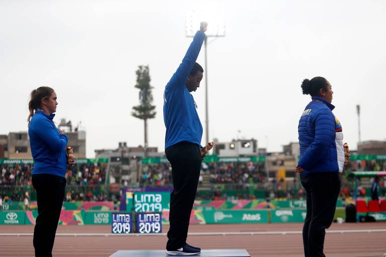 Gwen Berry, no topo do pódio, ergue o punho no pódio dos Jogos Pan-Americanos de Lima-2019
