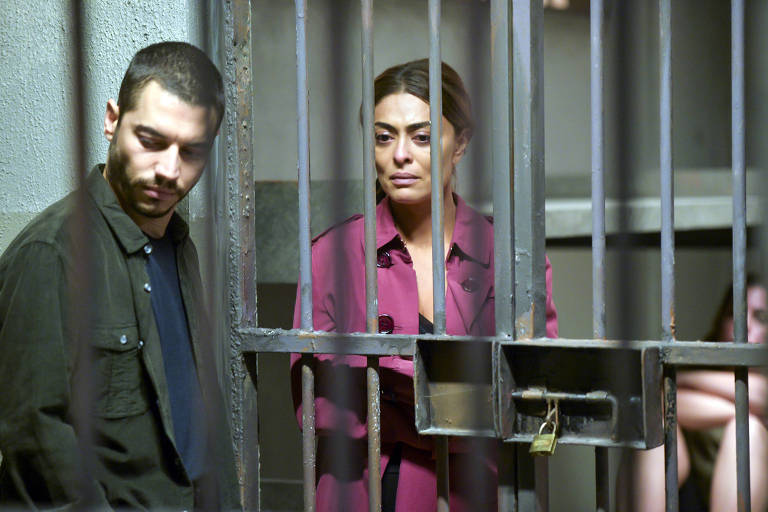 Maria Da Paz (Juliana Paes ) ainda em choque na prisão ao lado de Camilo ( Lee Taylor )