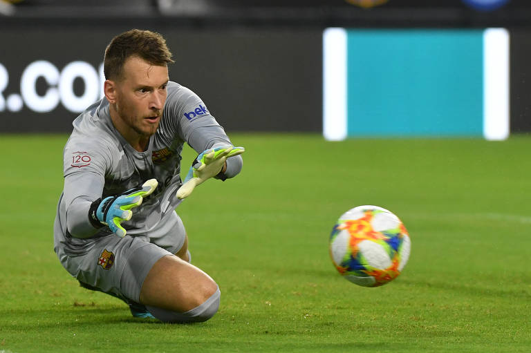 Já com 30 anos, o goleiro Neto trocou o Valência pelo Barcelona e terá a chance de brigar pelo título nos principais torneios do mundo