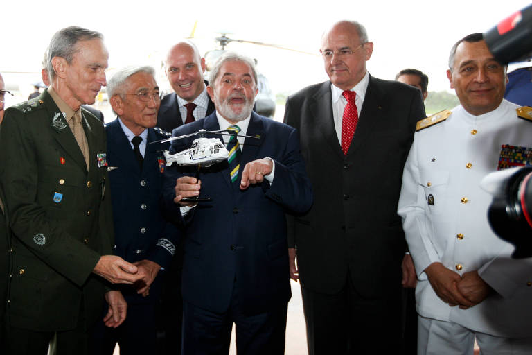 Em 2010, o então presidente Lula com Jobim e os comandantes das três Forças
