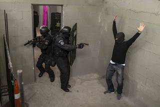 Agentes do Bope fazem treinamento tático de situação com refém, no Rio