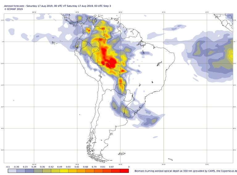 Imagem da movimentação de aerosol (fumaça) na América do Sul em 17 de agosto (dois dias antes do anoitecer precoce em São Paulo). Dados do Copernicus, programa de monitoramento global do ambiente da Agência Espacial Europeia 