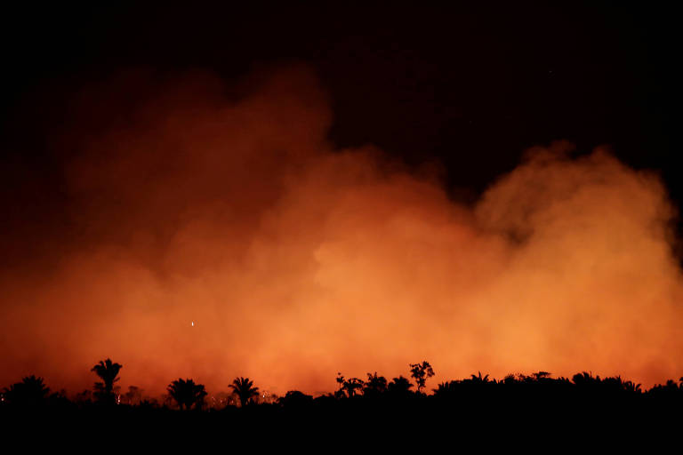 Fumaça decorrente de incêndios na Amazônia clareia céu na região de Humaitá, no Amazonas