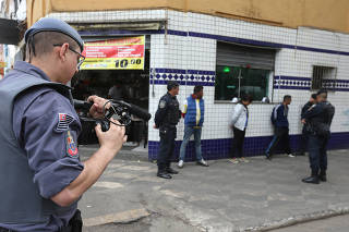 Policiais abordam suspeitos na cracolândia, na região central em São Paulo
