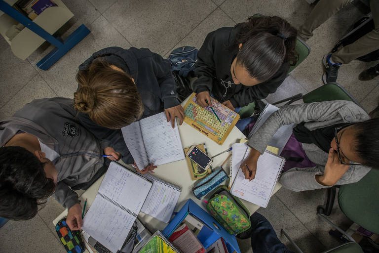 Adolescentes em grupo de estudo de escola estadual em São Paulo