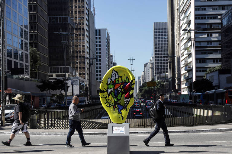 Escultura em forma de orelha, em 2019, na avenida Paulista