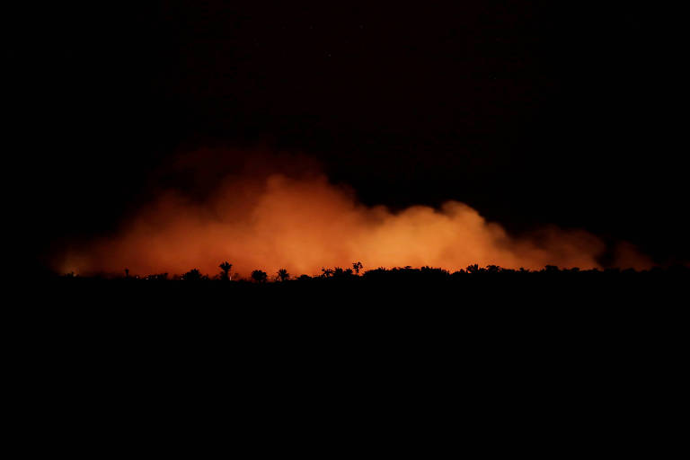 Foto do dia 17 mostra incêndio florestal em curso na Amazônia, perto de Humaitá (AM)