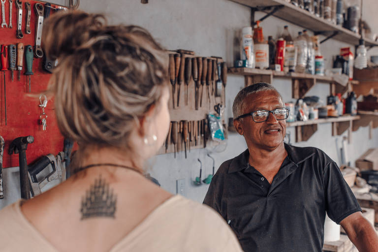 O artesão Dionísio Chile mostra a turista seu ateliê de biojoias em Itaporanga, a 14 quilômetros de Trancoso