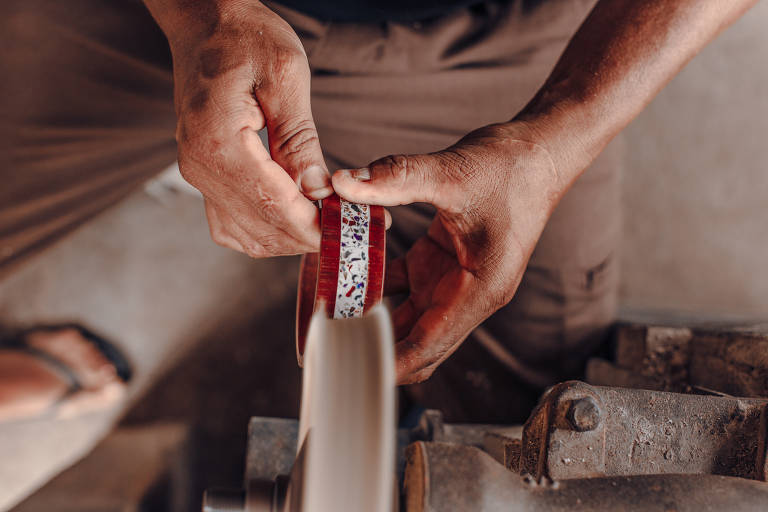 O artesão Dionísio Chile trabalha em seu ateliê em Itaporanga, a 14 quilômetros de Trancoso