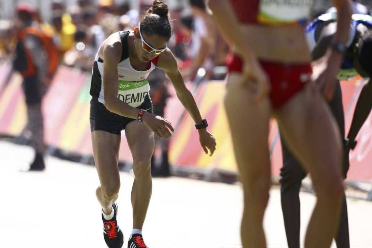 Atleta exausta em linha de chegada na maratona da Olimpíada do Rio-2016