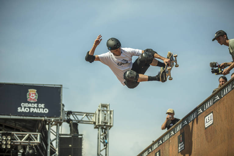 Tony Hawk faz manobra no Centro de Esportes Radicais do Bom Retiro