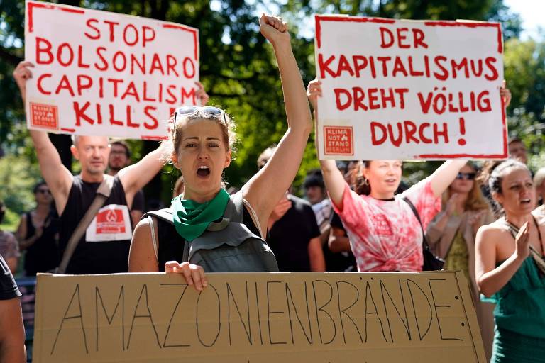 Manifestantes em frente à embaixada brasileira em Berlim protestam contra os incêndios na Amazônia