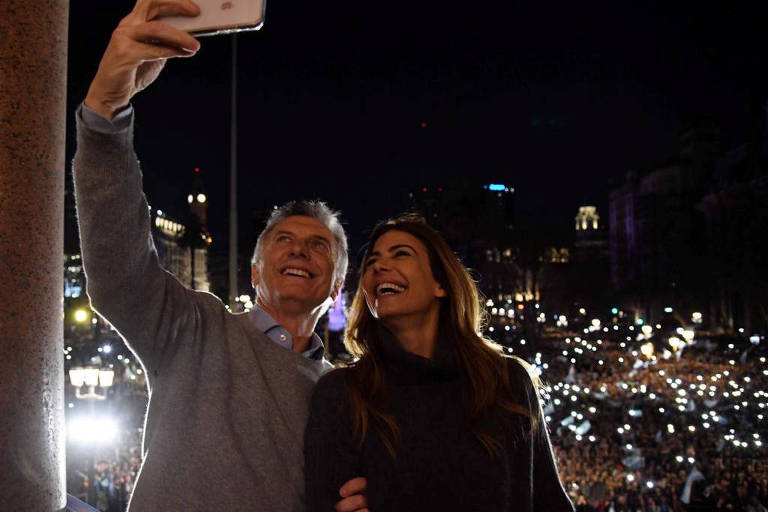Mauricio Macri e a primeira-dama argentina, Juliana Awada, na varanda da Casa Rosada, no sábado (24)