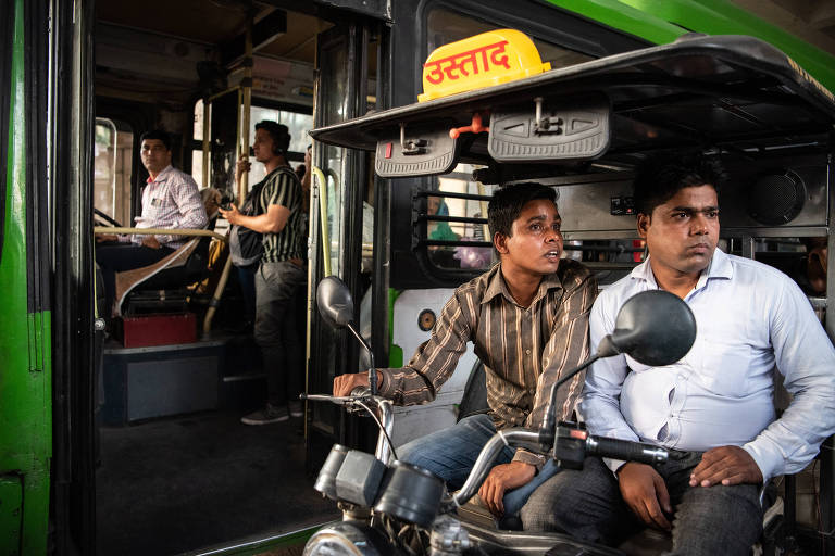 Motoristas de riquixás do lado de fora da estação de metrô de Nova Déli, na Índia