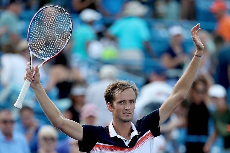 Daniil Medvedev levanta os braços e comemora maior título da sua carreira, no Masters de Cincinnati, há uma semana