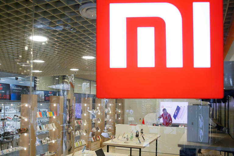 Logo da Xiaomi em loja de smartphones