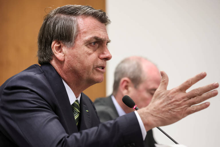 O presidente Bolsonaro gesticula em reunião sobre a Amazônia no Palácio do Planalto