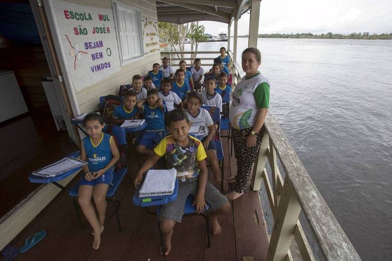 Alunos de escola municipal flutuante na zona rural de Manaus