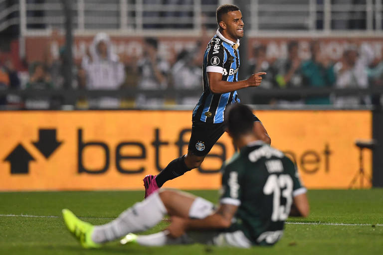Alisson comemora gol na vitória do Grêmio sobre o Palmeiras, no Pacaembu, na queda do Verdão nas quartas de final da Libertadores de 2019