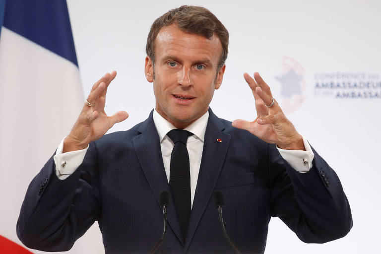 O presidente francês, Emmanuel Macron, discursa durante encontro com embaixadores em Paris 