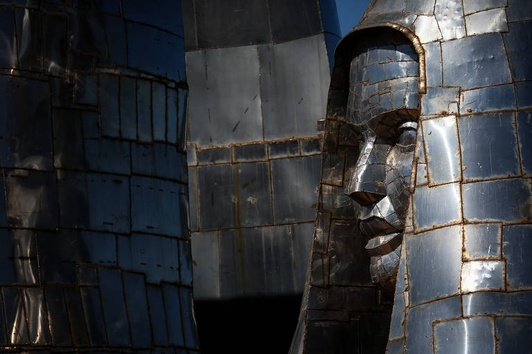 Partes da estátua de Nossa Senhora Aparecida amontoadas em Aparecida