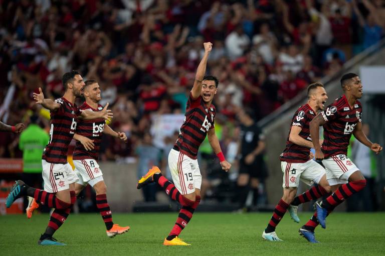 Jogadores do Flamengo comemoram o triunfo nas quartas de final da Libertadores e a classificação para a semifinal do torneio