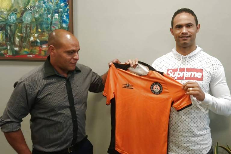 Goleiro Bruno, ex-Flamengo, é anunciado pelo Poços de Caldas FC e posa com a camisa do clube