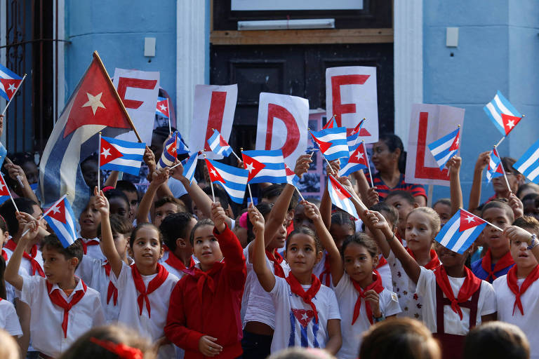 Alunos de escola cubana fazem homenagem ao ditador cubano Fidel Castro no aniversário de sua morte