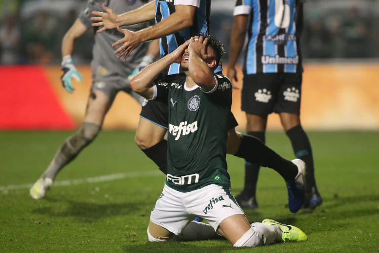 Atacante Willian, do Palmeiras, lamenta durante a partida contra o Grêmio