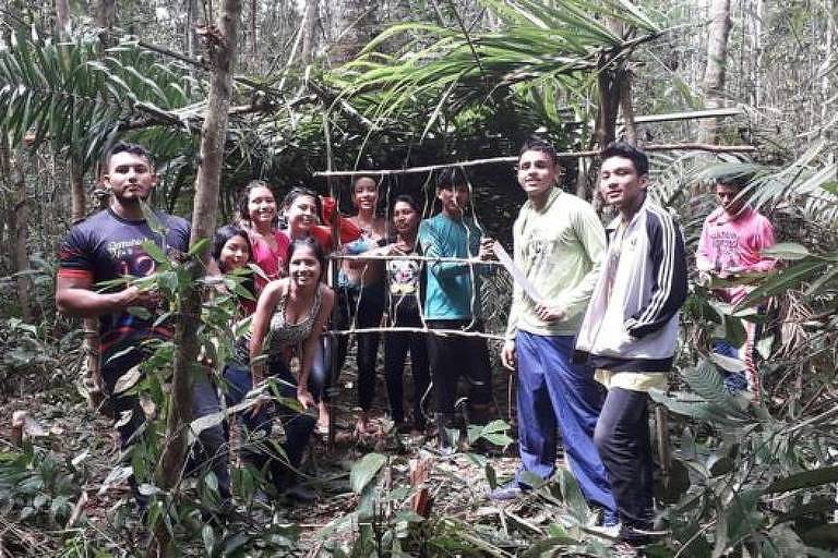 Sem um laboratório de biologia, alunos foram para a Amazônia para estudar a natureza 'in loco'