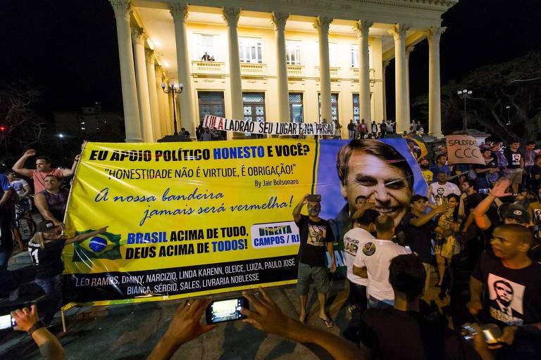 Manifestação de simpatizantes do então deputado Jair Bolsonaro protesta contra eventual candidatura de Lula à Presidência. O parlamentar acabou eleito presidente em 2018. Foto faz parte de livro que discute a ascensão do bolsonarismo no Brasil