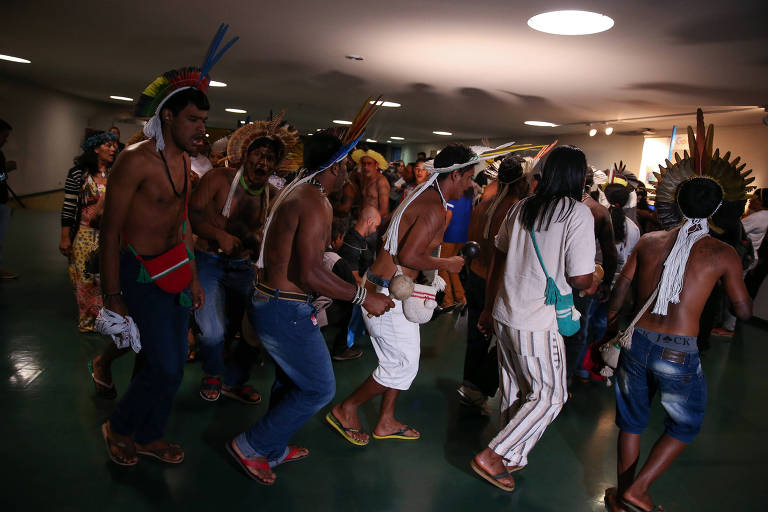 Índios cantam e dançam no anexo II da Câmara dos Deputados, após reunião da CCJ, na qual foi votado e aprovado um projeto que permite atividades agropecuárias dentro de territórios indígenas, em Brasília (DF)