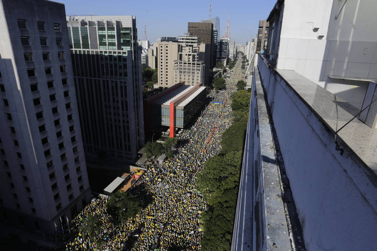 Manifestantes vistos do alto na avenida Paulista durante protesto